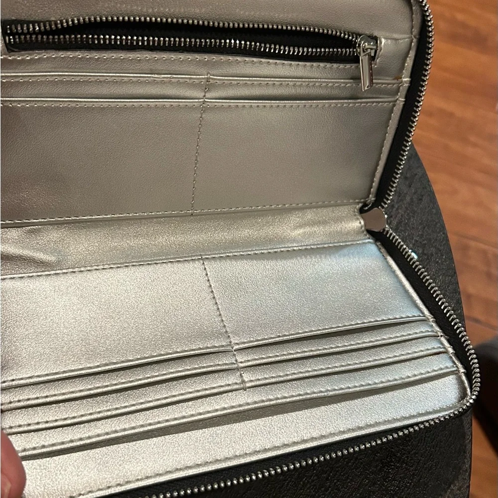 Kendall & Kylie Zippered Wallet NWOT